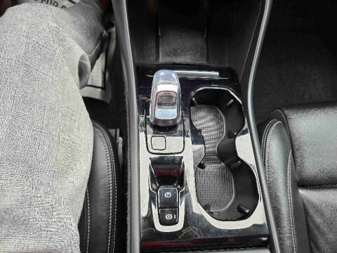 2023 Volvo XC40 B5 Plus Bright Theme