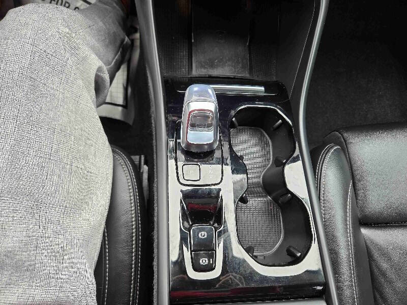 2023 Volvo XC40 B5 Plus Bright Theme