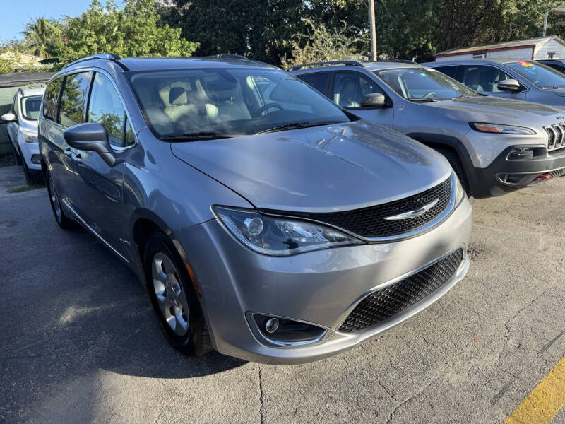 2017 Chrysler Pacifica Touring-L Plus