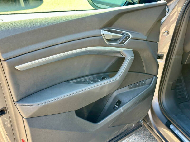 2021 Audi e-tron quattro Premium