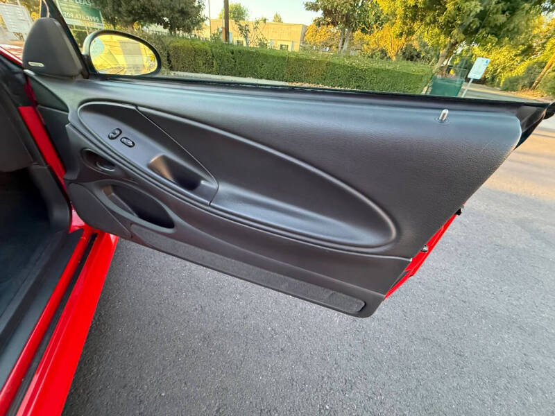 2004 Ford Mustang Deluxe