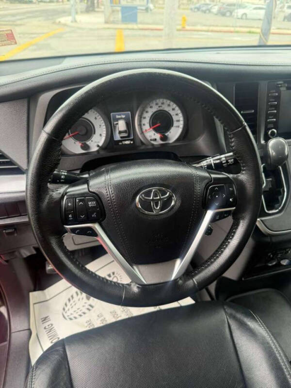 2020 Toyota Sienna SE 8-Passenger