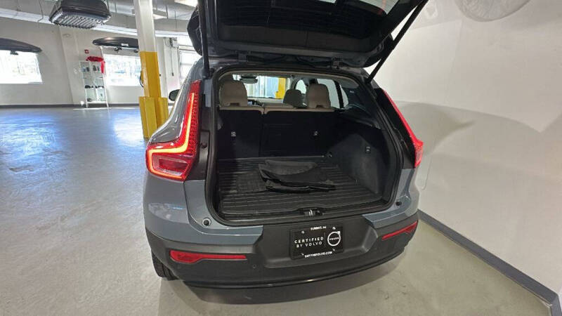 2023 Volvo XC40 B5 Plus Dark Theme
