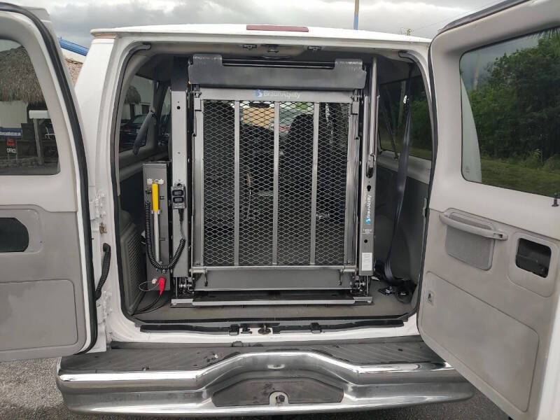 2005 Ford E-Series E-150 Chateau