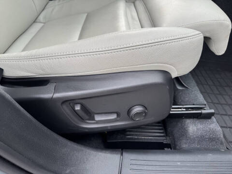 2024 Volvo XC40 B5 Plus Bright Theme