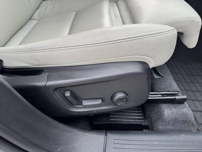 2024 Volvo XC40 B5 Plus Bright Theme