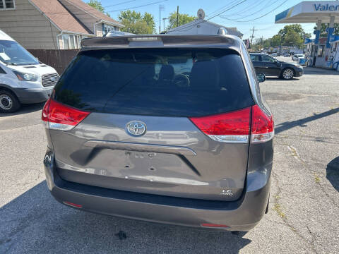 2012 Toyota Sienna LE 7-Passenger