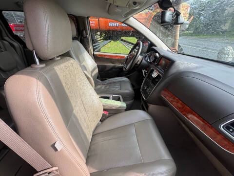 2014 Chrysler Town and Country Touring-L