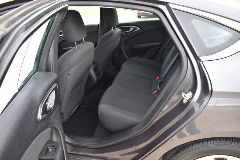 2016 Chrysler 200 LX