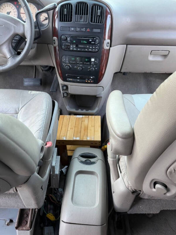 2003 Chrysler Town & Country LXI - Photo 19