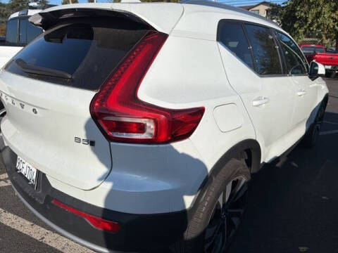 2023 Volvo XC40 B5 Ultimate Bright Theme
