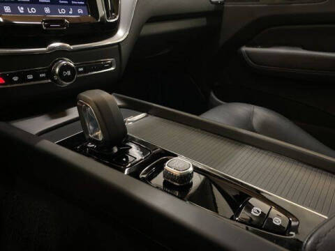 2025 Volvo XC60 B5 Core Dark Theme