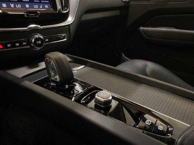 2025 Volvo XC60 B5 Core Dark Theme