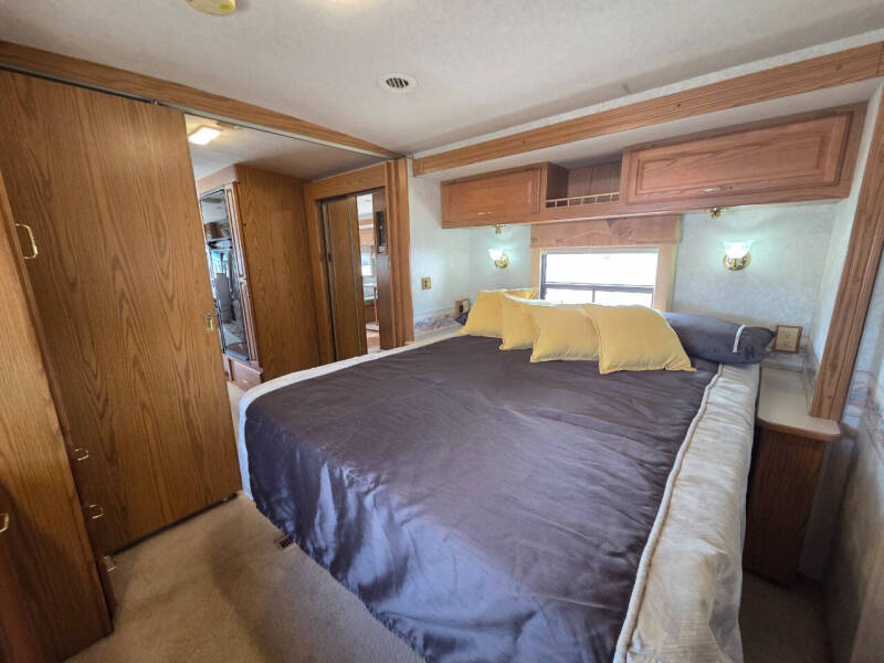 2000 Winnebago Adventure