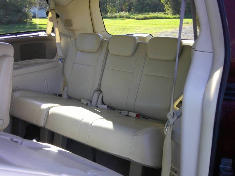 2010 Volkswagen Routan SE photo 13