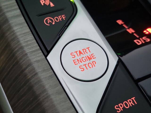 2025 BMW 3 Series 330i