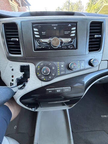 2011 Toyota Sienna LE 7-Passenger Auto Access Seat