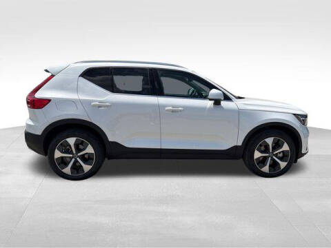 2023 Volvo XC40 B5 Plus Bright Theme