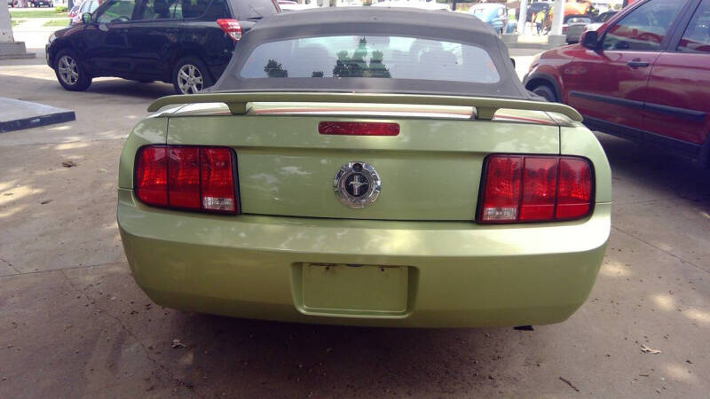 2005 Ford Mustang V6 Deluxe