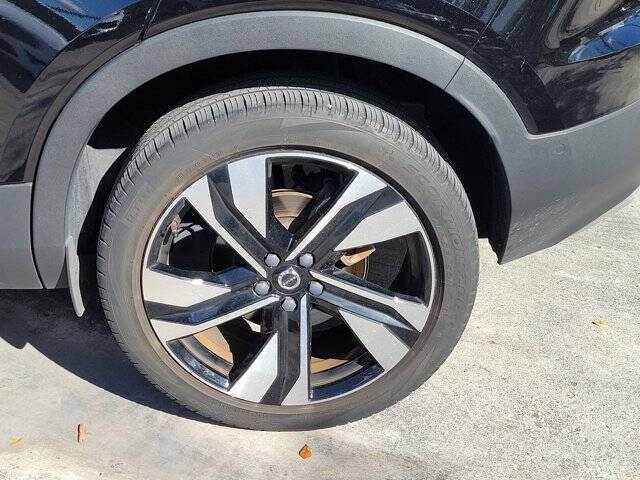 2023 Volvo XC40 B5 Plus Bright Theme