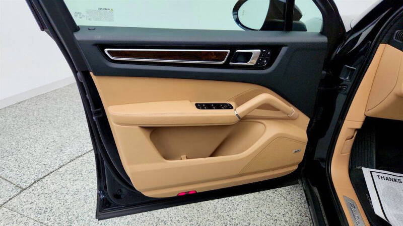 2023 Porsche Cayenne Platinum Edition