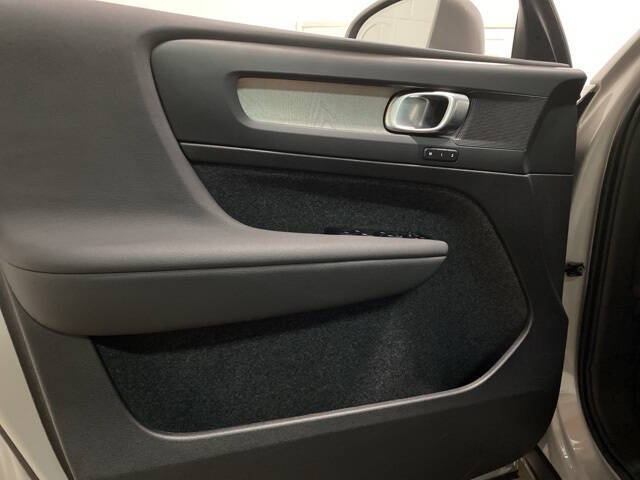 2025 Volvo XC40 B5 Plus Bright Theme