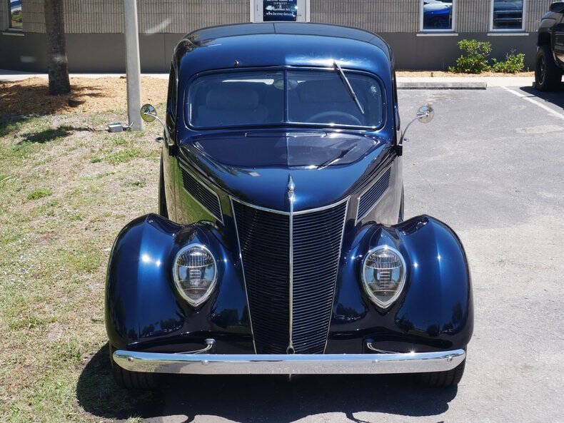 1937 Ford Deluxe