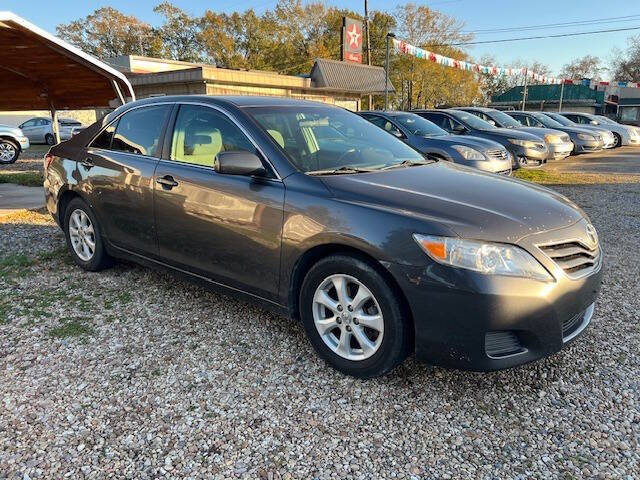 2011 Toyota Camry LE's photo