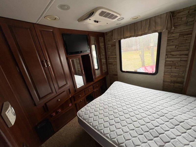 2012 FORD F53 Forrest River