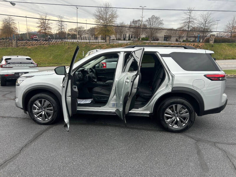 2025 Nissan Pathfinder SV