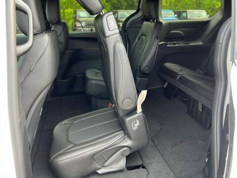 2027 Chrysler Pacifica Select