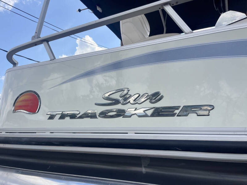 2011 Sun Tracker Regency Party Barge 22