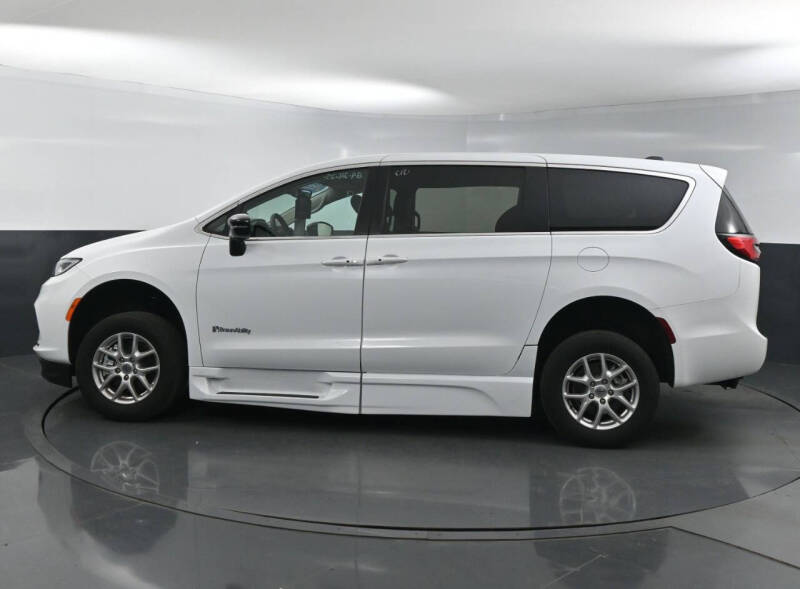 2024 Chrysler Pacifica Touring L