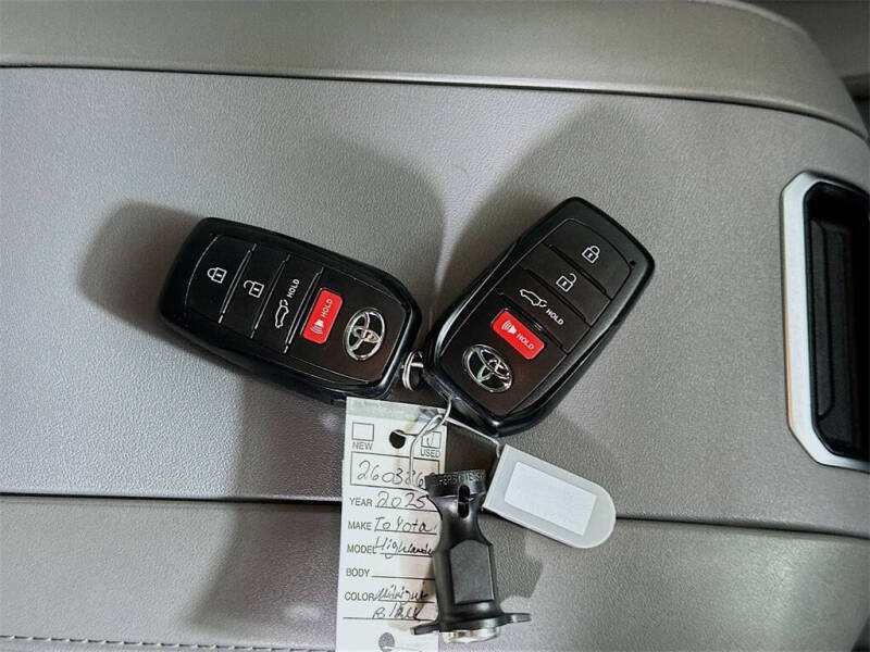 2025 Toyota Highlander LE