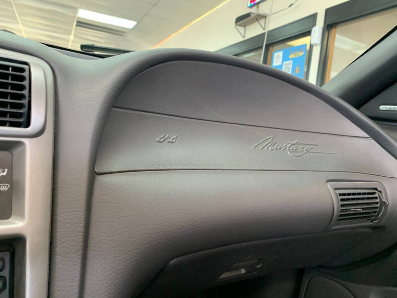 2004 Ford Mustang Deluxe