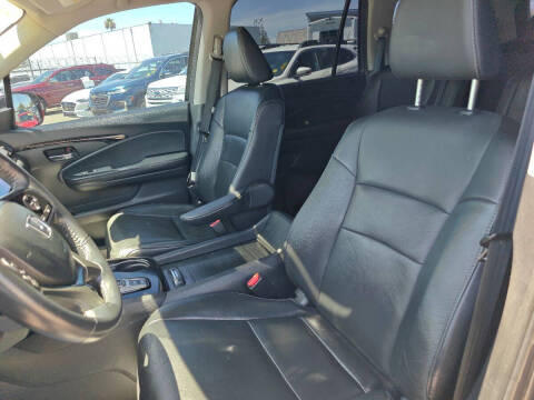 2020 Honda Pilot Touring w/Rear Captain's Chairs