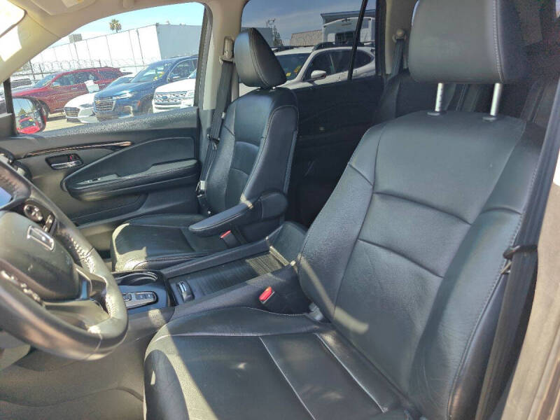 2020 Honda Pilot Touring w/Rear Captain's Chairs