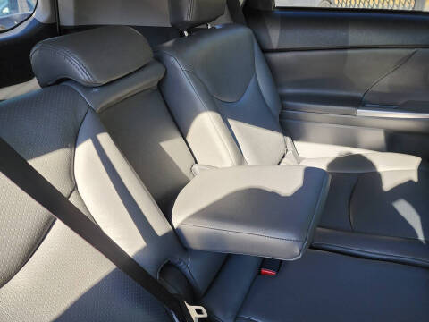 2014 Toyota Prius v Two