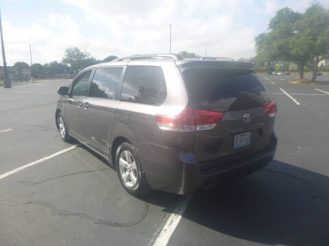 2011 Toyota Sienna LE 8-Passenger