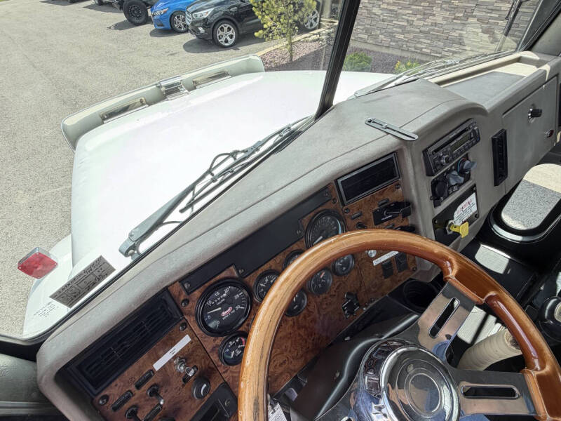 2001 Peterbilt 330
