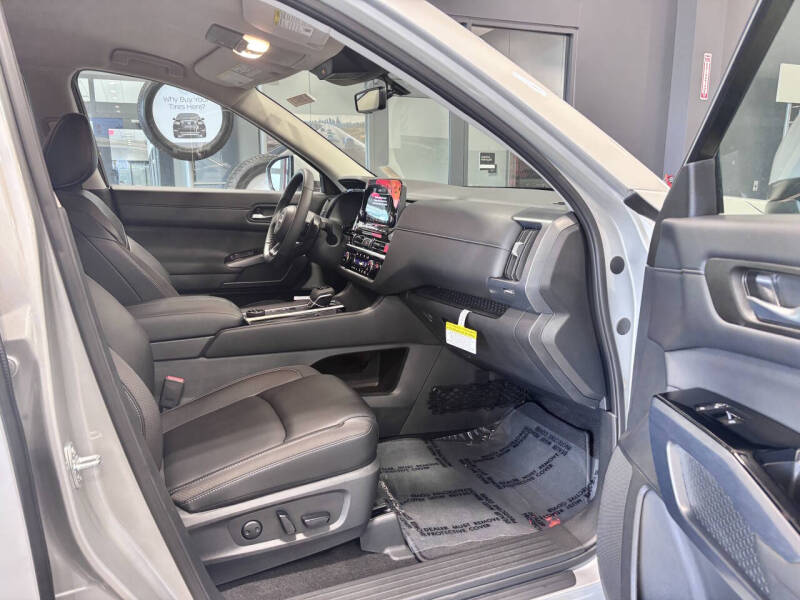 2025 Nissan Pathfinder SL