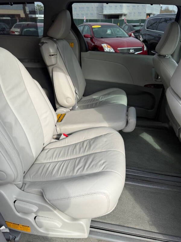 2013 Toyota Sienna XLE 7-Passenger Auto Access Seat