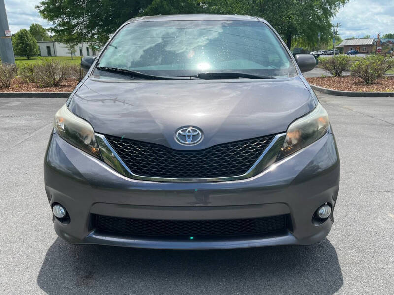 2013 Toyota Sienna SE 8-Passenger