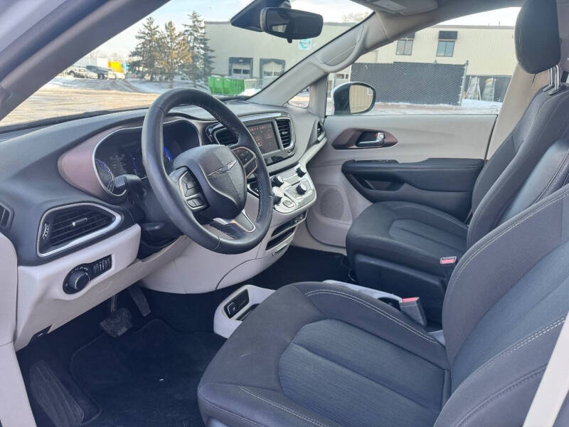 2023 Chrysler Voyager LX