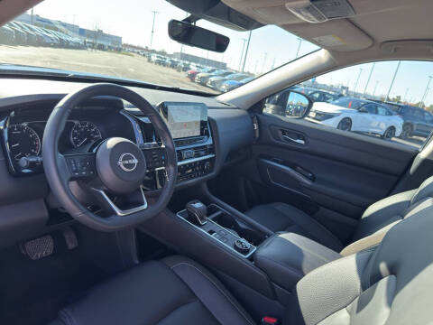 2025 Nissan Pathfinder SL
