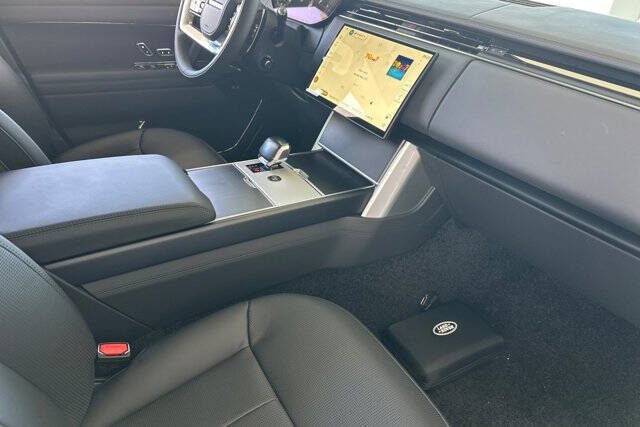 2025 Land Rover Range Rover P615 SV