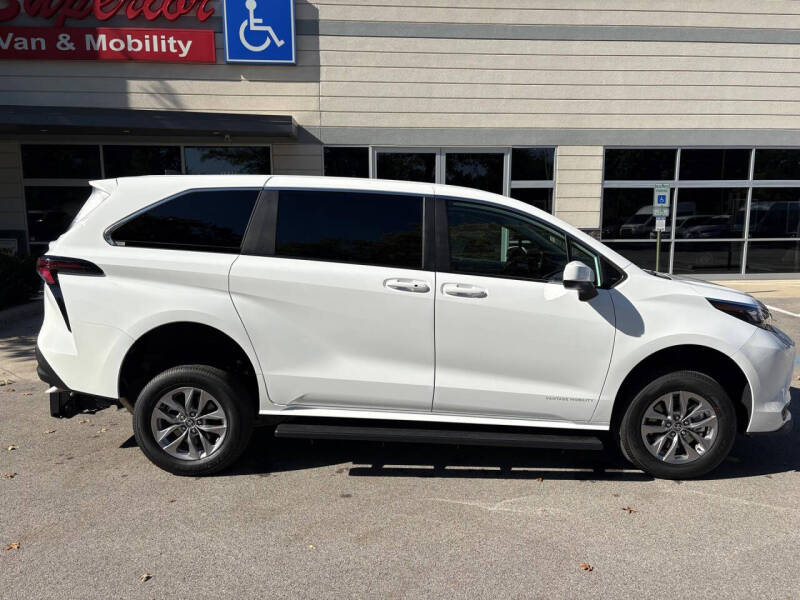 2025 Toyota Sienna LE 8-Passenger