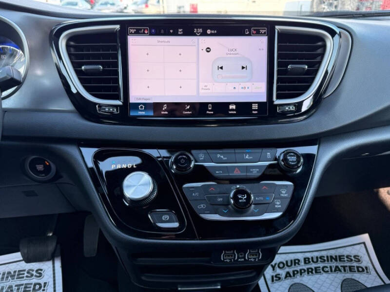 2025 Chrysler Pacifica Select