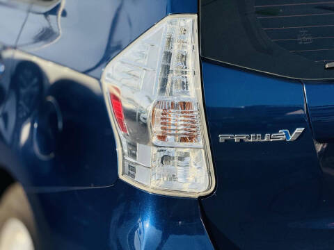2014 Toyota Prius v Two