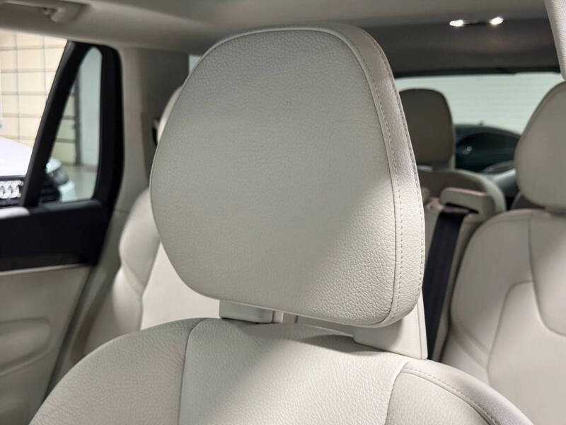 2016 Volvo XC90 T6 Momentum